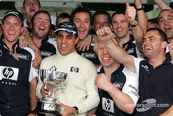 Juan Pablo Montoya fête sa victoire avec les membres de l'équipe Williams-BMW