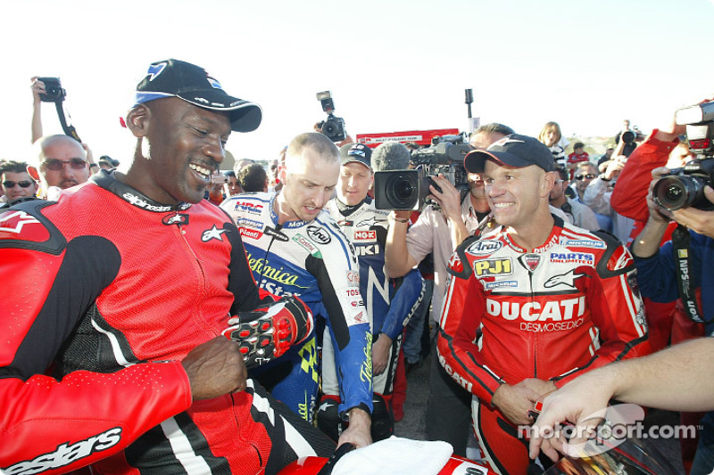 Leyenda del baloncesto Michael Jordan con una Ducati Desmosedici