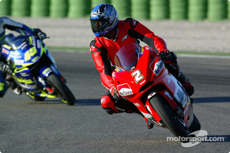 Leyenda del baloncesto Michael Jordan con una Ducati Desmosedici