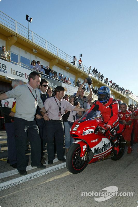 Leyenda del baloncesto Michael Jordan con una Ducati Desmosedici