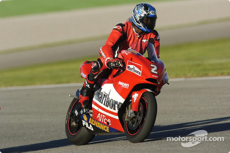 Leyenda del baloncesto Michael Jordan con una Ducati Desmosedici