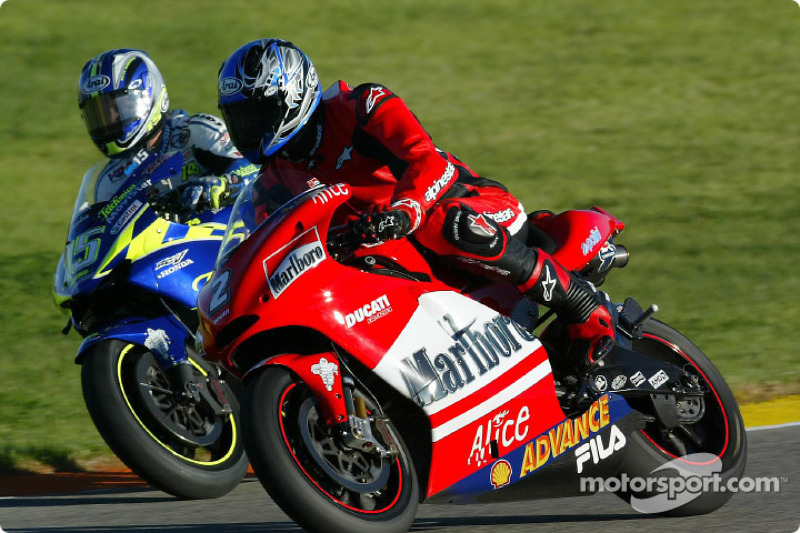 Leyenda del baloncesto Michael Jordan con una Ducati Desmosedici