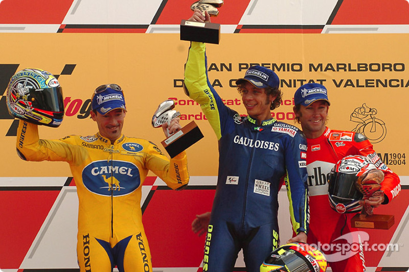 Podium: race winner Valentino Rossi with Max Biaggi and Troy Bayliss