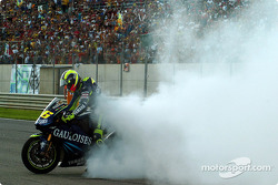 Le vainqueur Valentino Rossi fête sa victoire avec un burnout
