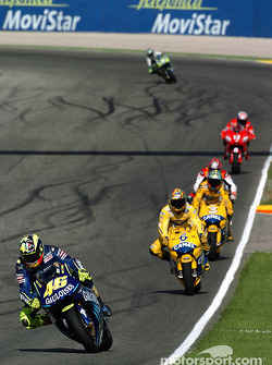 Valentino Rossi devant le peloton