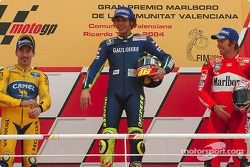 Podium: winnaar Valentino Rossi met Max Biaggi en Troy Bayliss