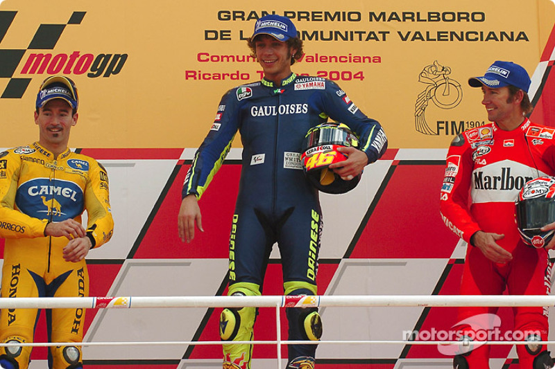 Pódio: vencedor Valentino Rossi com Max Biaggi e Troy Bayliss