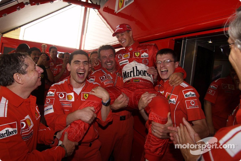 Michael Schumacher celebra con equipo Ferrari miembros Hiroshi Yasukawa celebran el Campeonato