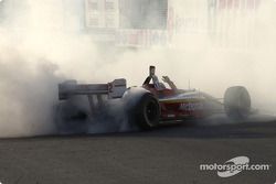 Le vainqueur et champion ChampCar World Series 2004 Sébastien Bourdais fête sa victoire en fumant les pneus