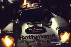 Boxenstopp: #2 Rothmans Porsche, Porsche 962C: Jochen Mass, Bob Wollek, Vern Schuppan