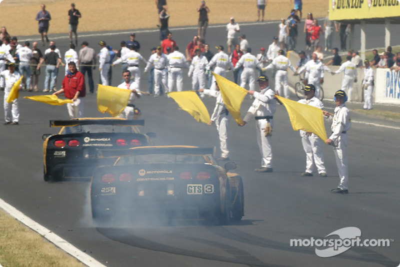 2004: #63 Corvette Racing Corvette C5-R: Ron Fellows, Johnny O'Connell, Max Papis smokes the tires