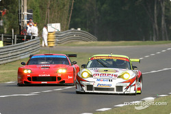 #90 White Lightning车队保时捷911 GT3 RSR:萨沙·马森、约格·伯格麦斯特、帕特里克·隆, #65 Prodrive车队法拉利550 Maranello:科林·麦克雷、里卡德
