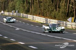 #51 WM P489 Peugeot: Roger Dorchy, Michel Maisonneuve; #52 WM P489 Peugeot: Jean-Daniel Raulet, Pascal Pessiot, Philippe Gache