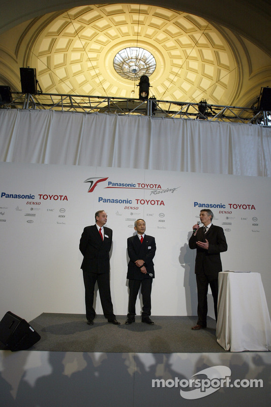 John Howett ve Tsutomu Tomita ve Tony Jardine