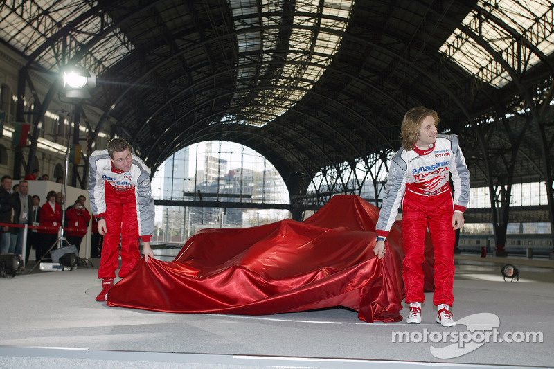 Ralf Schumacher ve Jarno Trulli unveil Toyota TF105
