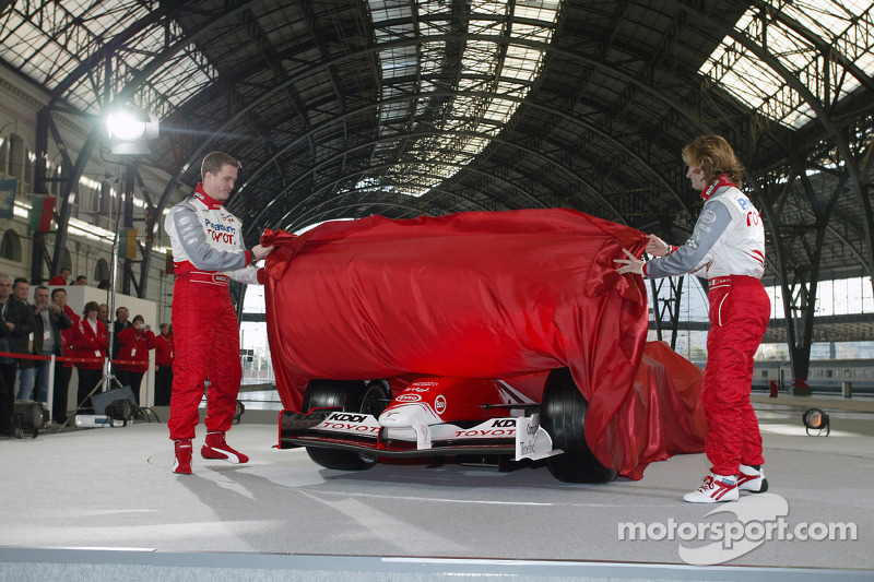 Ralf Schumacher ve Jarno Trulli unveil Toyota TF105