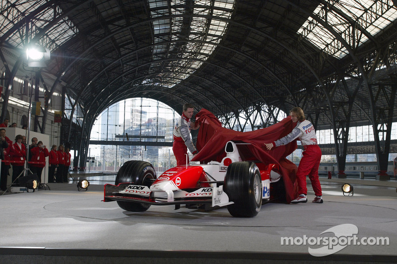 Ralf Schumacher ve Jarno Trulli unveil Toyota TF105
