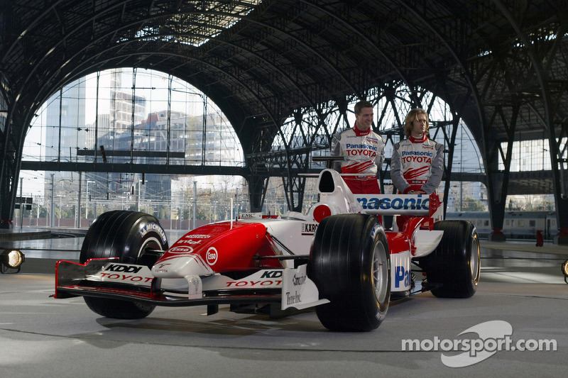 Ralf Schumacher ve Jarno Trulli ve Toyota TF105