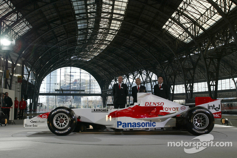 John Howett, Tsutomu Tomita ve Yoshiaki Kinoshita ve Toyota TF105