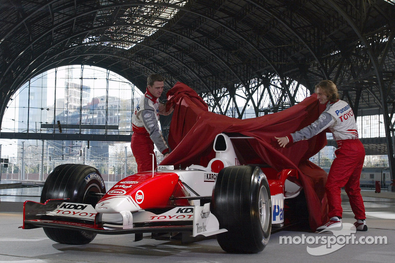 Ralf Schumacher ve Jarno Trulli unveil Toyota TF105