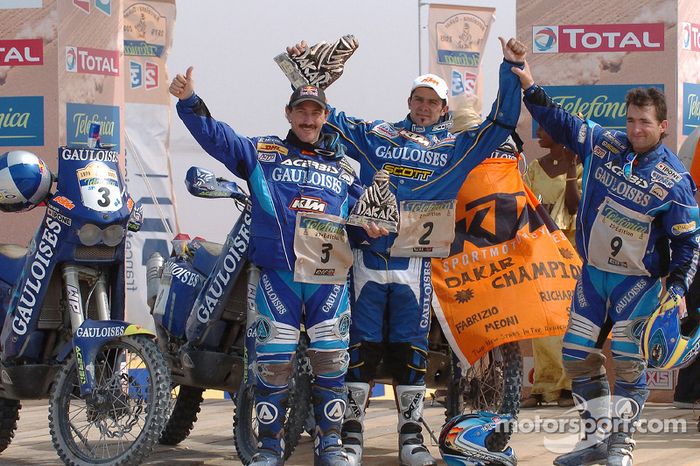 Podio: ganador Cyril Despres con Alfie Cox y Jean Brucy rinde homenaje a Fabrizio Meoni y Richard Sainct