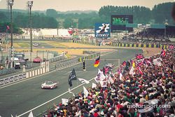 #3 Silk Cut Jaguar Jaguar XJR-12: John Nielsen, Price Cobb, Eliseo Salazar, Martin Brundle takes the checkered flag