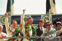 Podio: ganadores de la carrera Christophe Bouchut, Geoff Brabham, Eric Helary, Peugeot 905C celebran