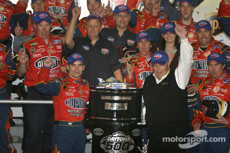 Victory-Lane: Rennsieger Jeff Gordon feiert mit Rick Hendrick und dem Team