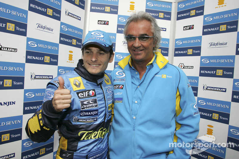 Pole: Kazanan Giancarlo Fisichella kutlama yapıyor ve Flavio Briatore