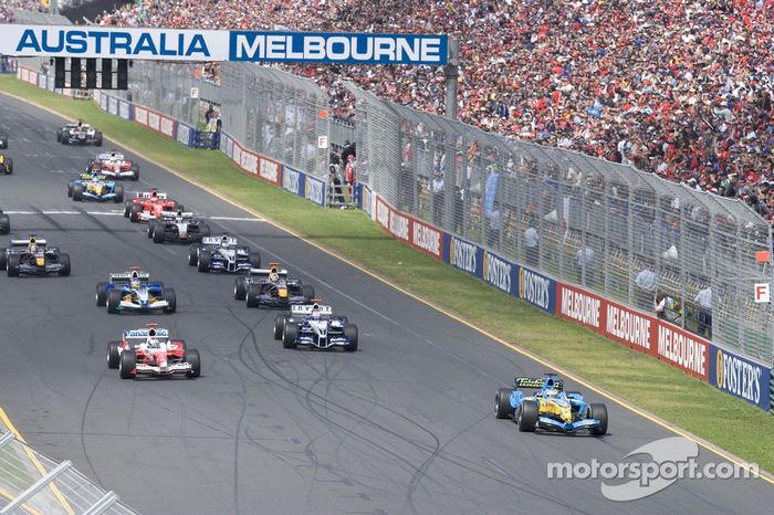 Inicio: Giancarlo Fisichella al frente de Jarno Trulli y Mark Webber