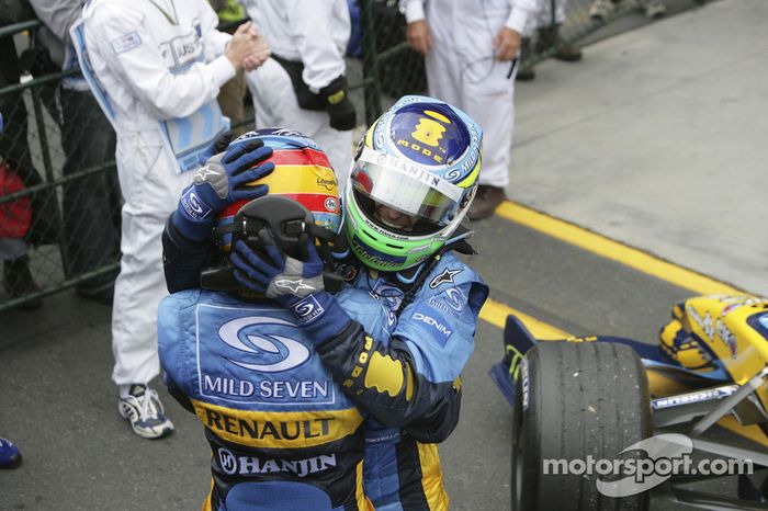Ganador de la carrera Giancarlo Fisichella celebra con Fernando Alonso