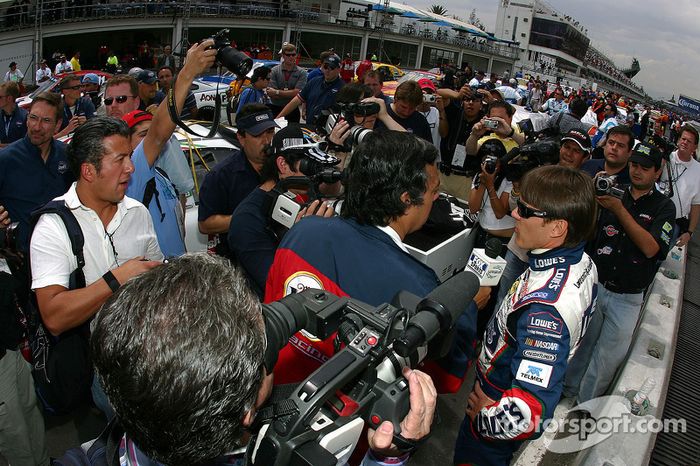 Adrián Fernández con los medios