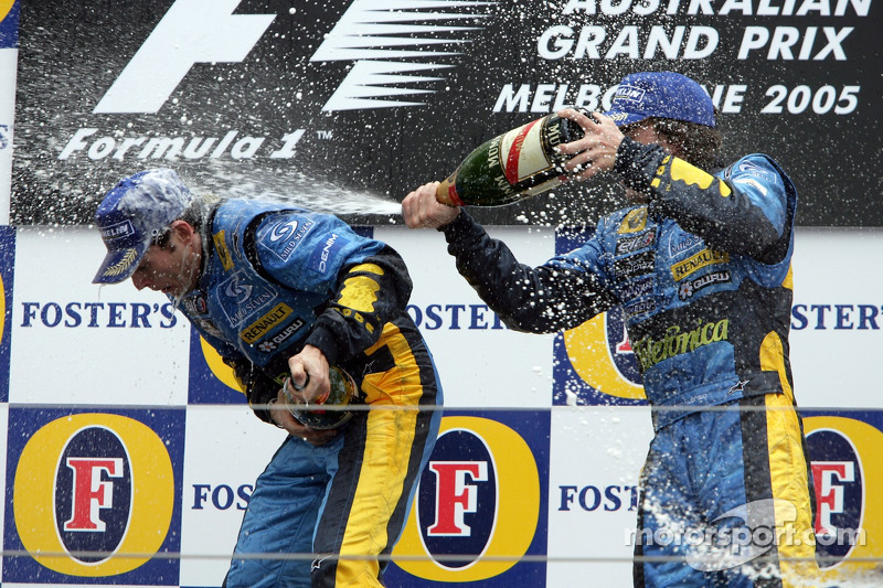 Podio: champán para el ganador de la carrera Giancarlo Fisichella y Fernando Alonso
