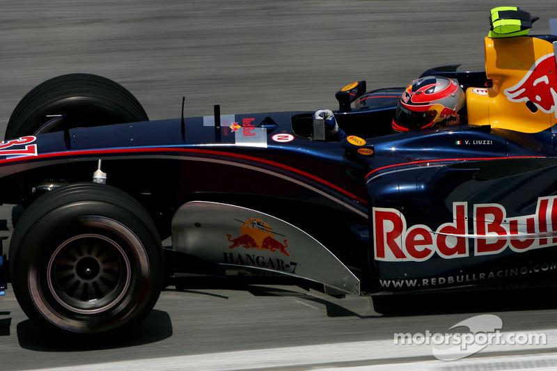 El primer cambio llegó en 2005, incluso antes de que Toro Rosso existiera. Christian Klien, piloto titular, fue sustituido por Vitantonio Liuzzi en cuatro grandes premios de mitad de temporada.