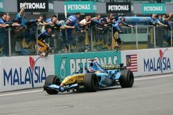 Ganador de la carrera Fernando Alonso celebra