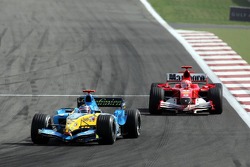 Fernando Alonso lidera a Michael Schumacher