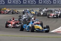 Primera curva: Fernando Alonso lidera a Michael Schumacher