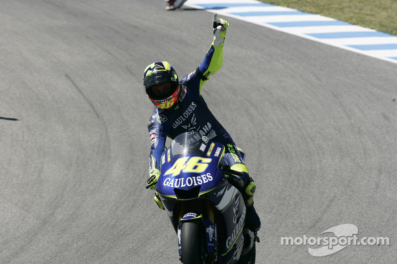 Ganador de la carrera Valentino Rossi celebra
