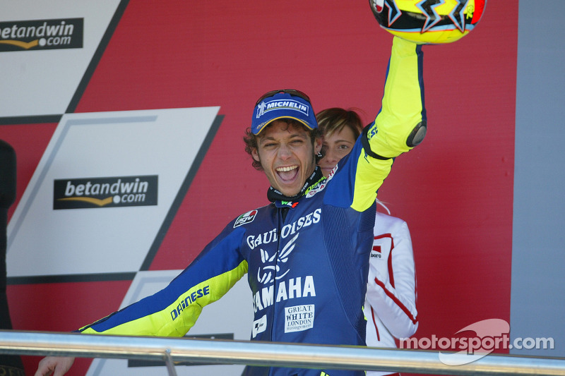 Podio: ganador de la carrera Valentino Rossi celebra