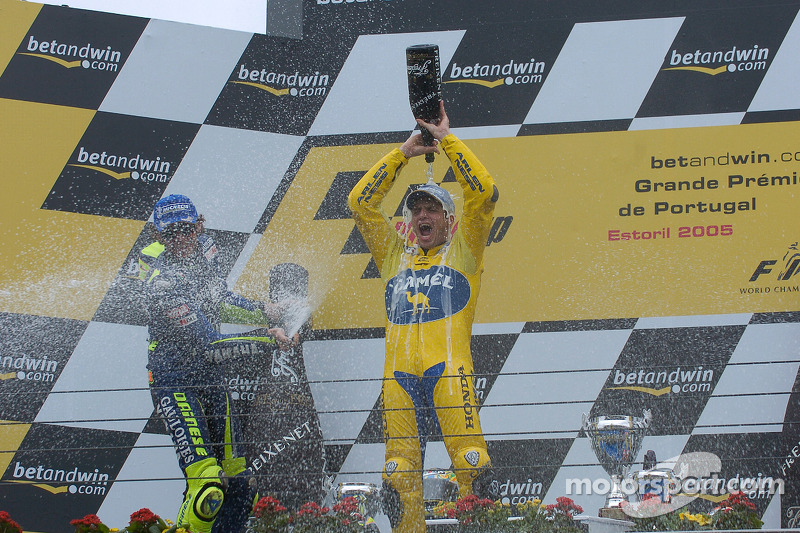 Podium: champagne for Valentino Rossi and Alex Barros