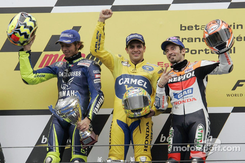 Pódio: vencedor Alex Barros com Valentino Rossi e Max Biaggi