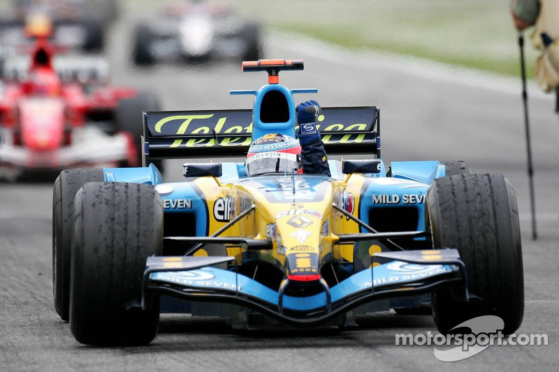 Yarış galibi Fernando Alonso kutlama yapıyor