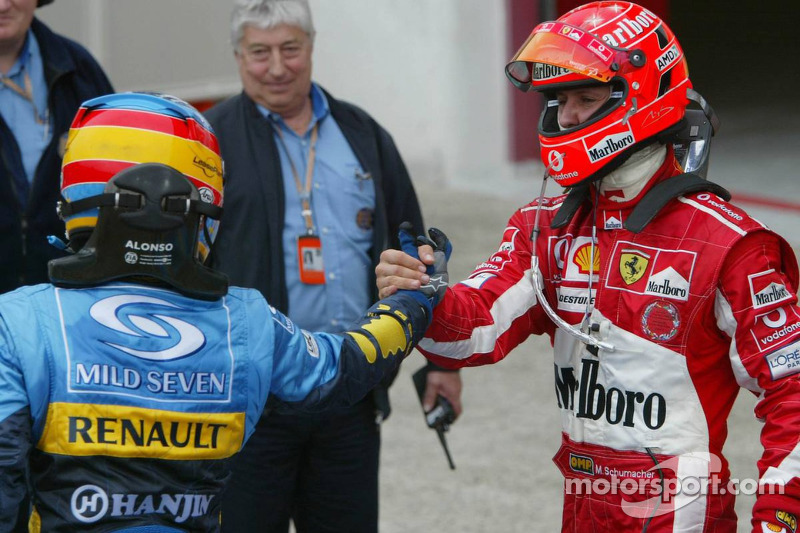 Fernando Alonso y Michael Schumacher se felicitan