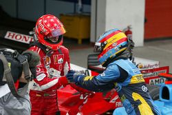 Fernando Alonso e Michael Schumacher si congratulano l'uno con l'altro