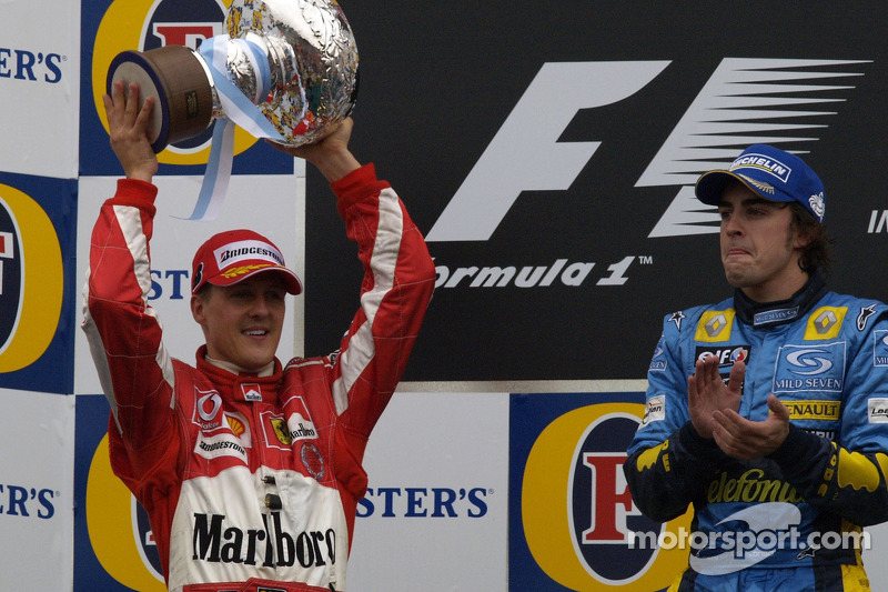 Pódio: vencedor Fernando Alonso com Michael Schumacher