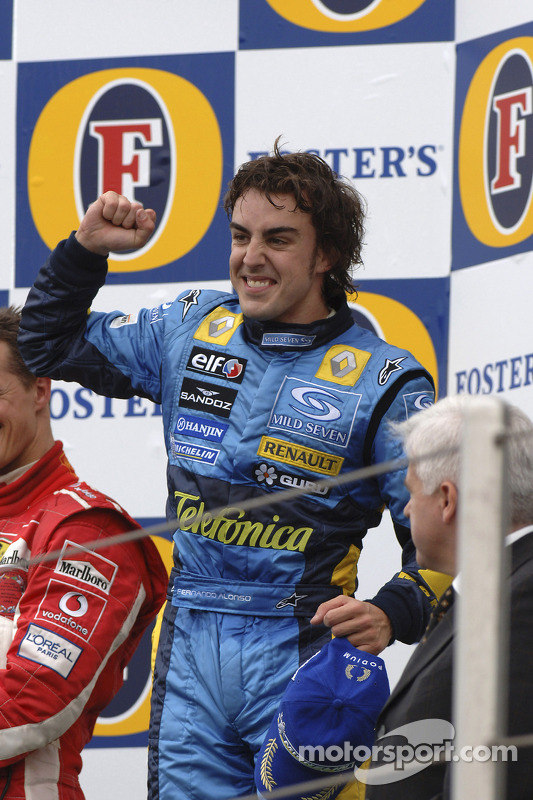 Podio: el ganador del GP de San Marino, Fernando Alonso, lo celebra