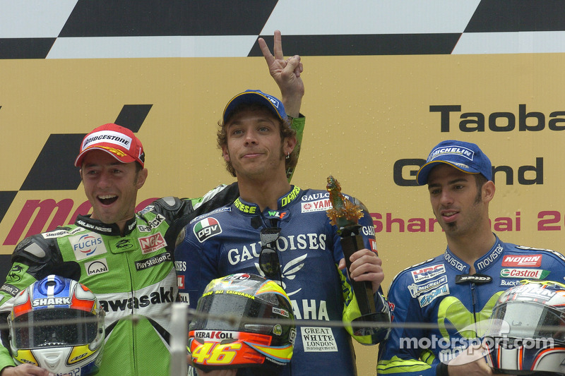 Podio: ganador de la carrera Valentino Rossi con Oliver Jacque y Marco Melandri