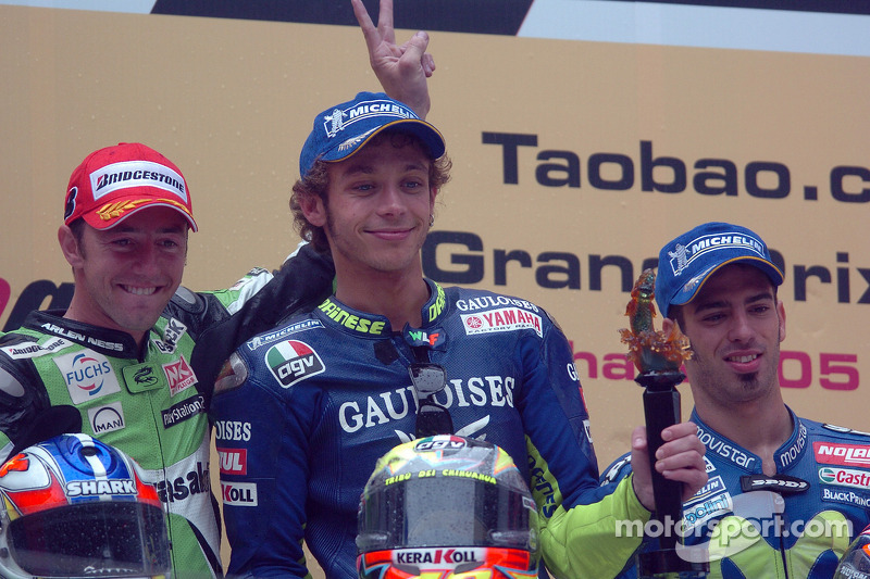 Podio: ganador de la carrera Valentino Rossi con Oliver Jacque y Marco Melandri