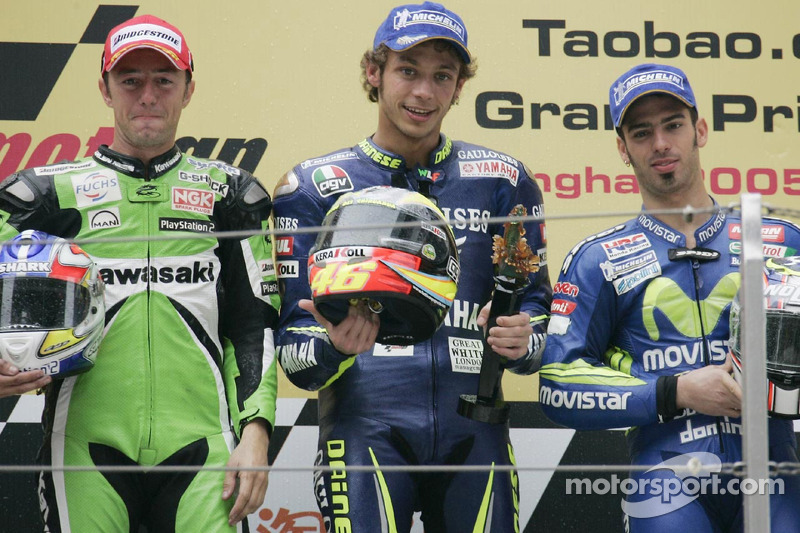 Podio: ganador de la carrera Valentino Rossi con Oliver Jacque y Marco Melandri