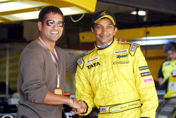 Narain Karthikeyan with cricket player Sachin Tendulkar